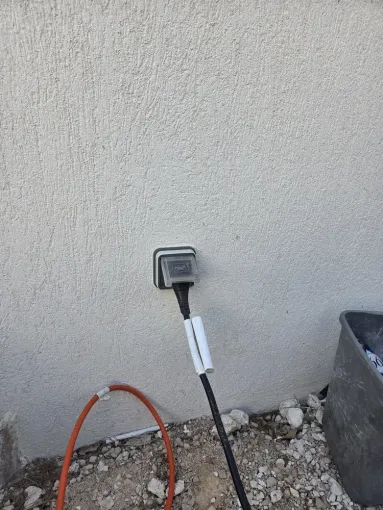 Changement d'une prise extérieure par une prise renforcée pour recharger une voiture, Marseille, STAES ELEC