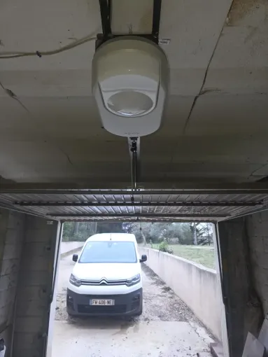 Mise en place d'un moteur de porte de garage Somfy connectée à Ventabren, Marseille, STAES ELEC