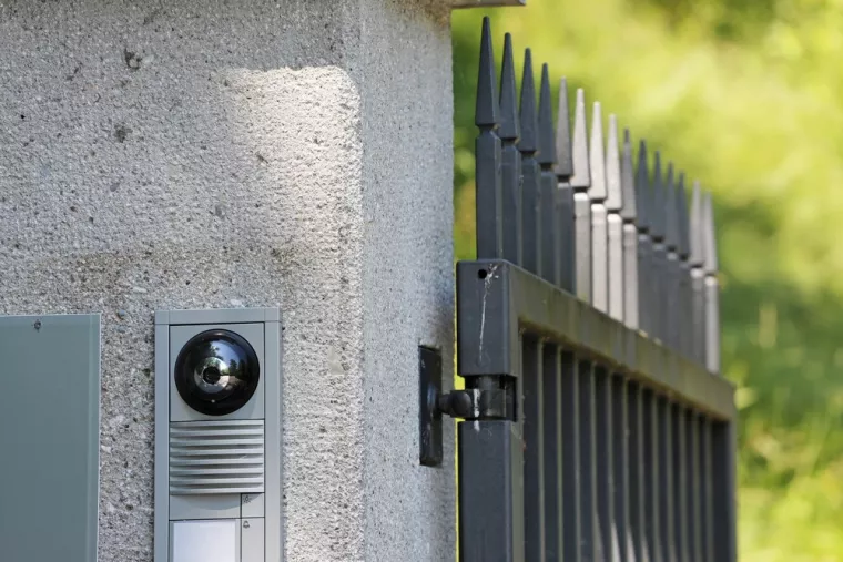 Pose d'interphone avec programmation de noms dans un bâtiment d'habitation, Marseille, STAES ELEC