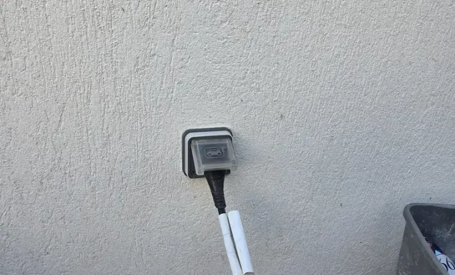 Changement d'une prise extérieure par une prise renforcée pour recharger une voiture, Marseille, STAES ELEC