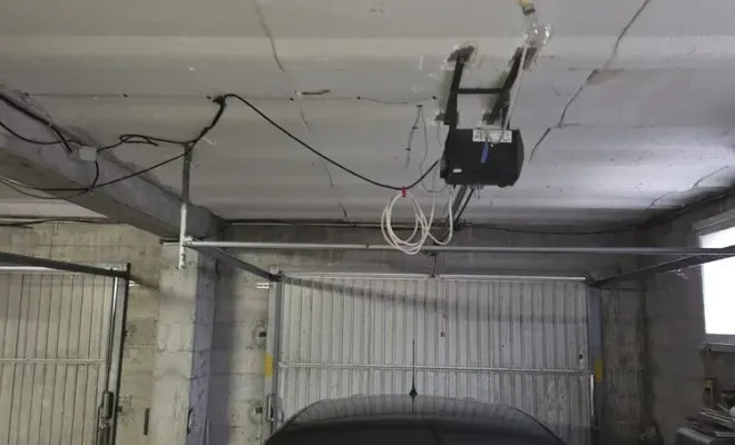 Mise en place d'un moteur de porte de garage Somfy connectée à Ventabren, Marseille, STAES ELEC