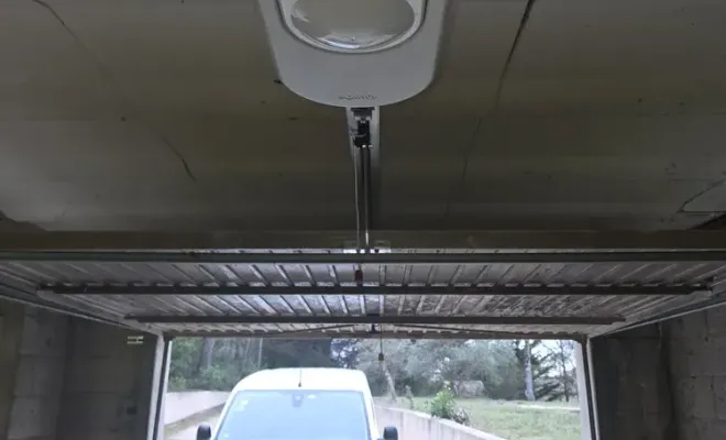 Mise en place d'un moteur de porte de garage Somfy connectée à Ventabren, Marseille, STAES ELEC