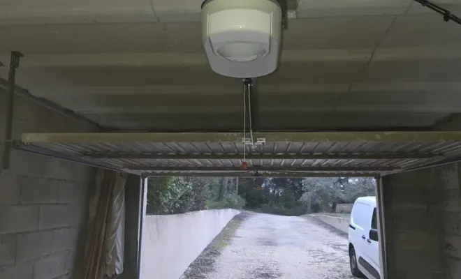 Mise en place d'un moteur de porte de garage Somfy connectée à Ventabren, Marseille, STAES ELEC