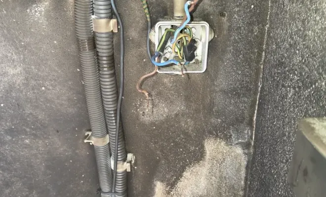 Intervention d'urgence à Marseille : un garage prend feu à La Valentine, Marseille, STAES ELEC