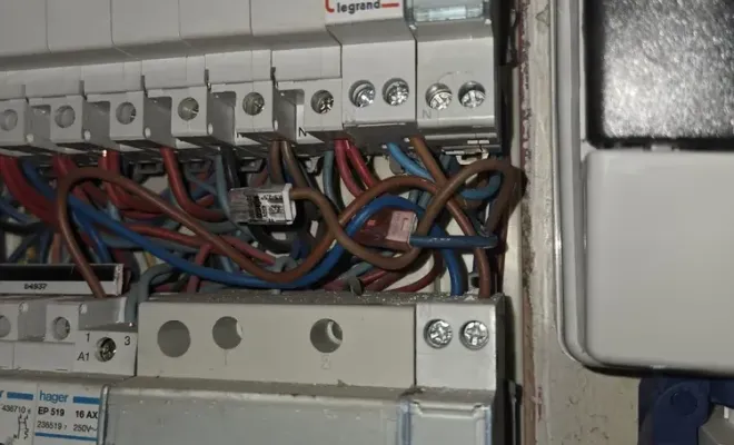 Intervention d'urgence à Marseille : un garage prend feu à La Valentine, Marseille, STAES ELEC